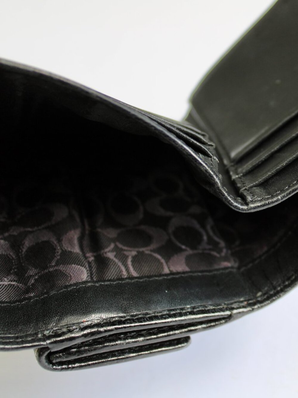 Coach Vintage Y2K Black Stitched Accent Bifold Leather Wallet Coin Pocket - Picture 8 of 8